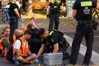 Německé gymnázium poslalo studenty povinně na demonstraci klimatických extremistů - Novinky