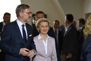 Příjezd vlády a Evropské komise do Litomyšle provázel liják i pískot odpůrců