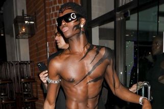 Nejlépe placený model světa Alton Mason slavil narozeniny do půl těla nahý