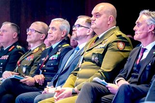 Komentář: Něco je špatně, když Britové cvičí na německých lodích