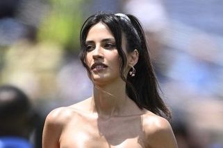 Hodně odvážný outfit fotbalové moderátorky budí bouřlivé reakce. Nejsi na pláži, osopil se na ni fanoušek - Sport.cz