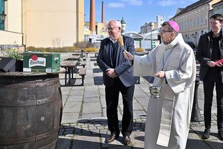 Papež má rád české pivo, dostane velikonoční várku plzeňského ležáku - Novinky