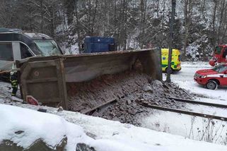 Sníh komplikoval dopravu celý den. Stala se řada nehod, zranilo se několik lidí