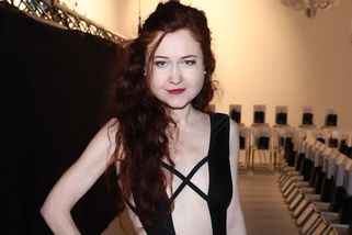 Nahá Eva Toulová se při pózovaní se svíčkami popálila