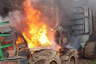 Obří stroj v lese shořel, olej se rozlil do přírody