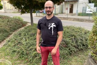 Lukáš už přes deset let chodí celoročně bez bot. Co na trend bosochodectví říká ortoped?