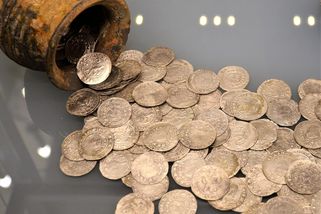Poznatsvět | Rodina z Říčan nalezla při rekonstrukci domu zazděný hrnec se stovkami středověkých stříbrných mincí