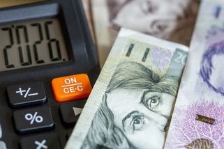 Kolik korun měsíčně by měla v roce 2026 odkládat česká rodina na horší časy? Suma je hodně vysoká