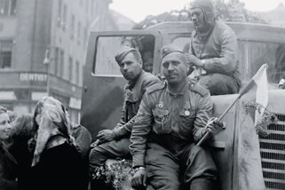 Kradli a nechtěli odjet. Sovětská okupace Čech v roce 1945 silně připomíná srpen 1968