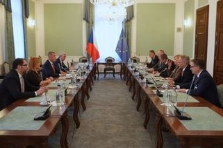 Příliš drahá nafta. Babiš se sešel s hlavními distributory pohonných hmot - Echo24.cz