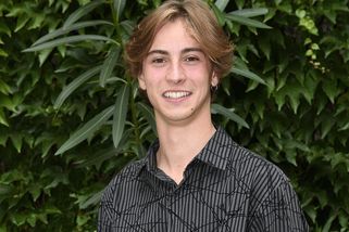 Syn Vlasákové a Dolanského chodil s kolegyní ze seriálu. Teď je pohledný Max opět single