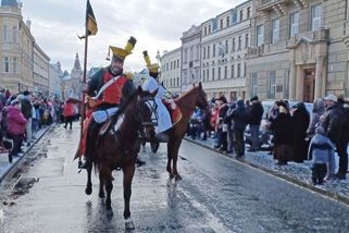 Huláni nadchli cestou na rekonstrukci bitvy u Slavkova stovky diváků v Prostějově - Novinky