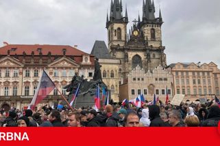 Na Staroměstském náměstí se sešlo několik desítek lidí, kteří protestovali proti korespondenční volbě