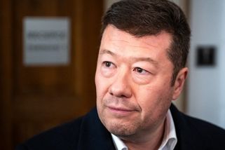 Okamura odstranil ze své sněmovní kanceláře vlajku EU. Nahradil ji druhou českou, ukázal ve videu