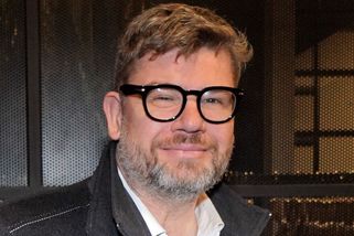 Roztomilost sama: Dcera Jiřího Pospíšila žvatlala u tatínka přímo v televizním studiu. Chůvu prý nepotřebuje