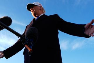 Trump zvažuje omezení operací proti Íránu, odpovědnost za Hormuz chce přenést na spojence