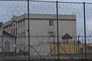 Bachaři zlámali odsouzenému žebra - Novinky