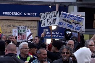 Fašisty tady nechceme. Tisíce lidí vyšly do britských ulic protestovat proti rasismu - Novinky