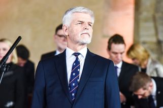 Zdravotníci mohou sloužit 24hodinové směny. Pavel podepsal novelu zákoníku práce