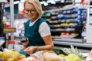 Kolik berou prodavači v roce 2026? BILLA od dubna přidává, ale na Lidl nebo PENNY stále nemá