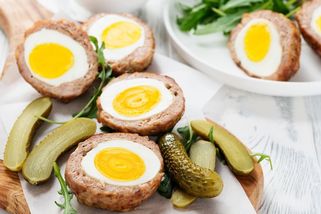 „Pštrosí vejce“ z mletého kuřecího masa s vejcem natvrdo uvnitř - Proženy.cz