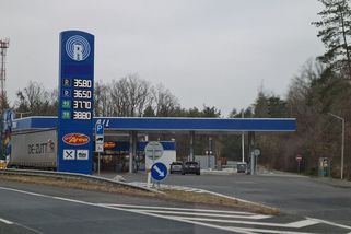 Řidič v BMW donutil v Plzni odjet řidičku od benzínové pumpy s pláčem. V USA by za to šel do vězení