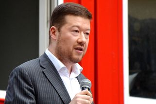 Bydlení Tomia Okamury: Pevnost za 20 milionů bez jediné rovné zdi