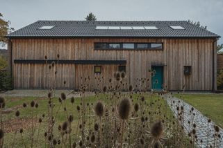 Nenápadný dům ve Vraném nad Vltavou skvěle zapadá do divočejší zahrady