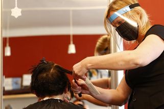 Operace kadeřník. Lidé musí složitě ladit termíny testu a ostříhání - Novinky