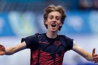 Jílek po zlatu konečně i slavil, dostal tričko od Sáblíkové. Myslí na třetí medaili