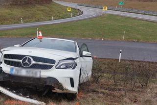 Lekl se na D1 u Přerova předjíždějícího auta. Mercedes skončil na svahu, spolujezdkyně v nemocnici - Novinky