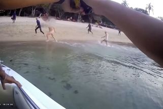 Nahý řádil na thajském „ostrově smrti“. Dostal taserem