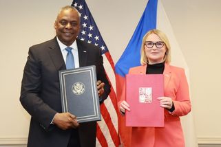 Nejlepší vztahy od Havla, řekla Černochová v Pentagonu. A podepsala smlouvu - Seznam Zprávy