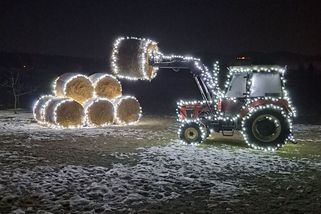 Nasvícený traktor s balíky je na Českobudějovicku šlágrem - Novinky