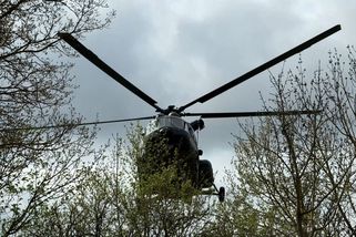 Vrtulník při armádním cvičení v lomu Velká Amerika očesal strom. Musel neplánovaně přistát - Novinky