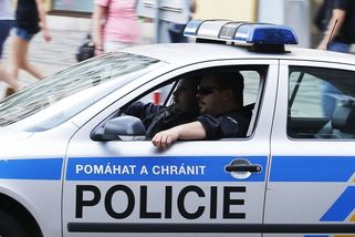 Německá policie zadržela Čecha, který podváděl při prodeji aut. Z lidí vylákal 75 milionů - Novinky