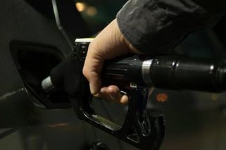 Zmáčknutí tlačítka v autě snižuje spotřebu paliva. Řidiči tak šetří peníze