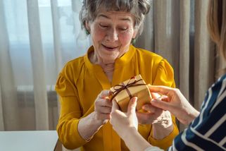 Vnučka mi dala pečlivě zabalený balíček. Když jsem ho rozbalila, dojalo mě to víc, než jsem čekala - Médium.cz