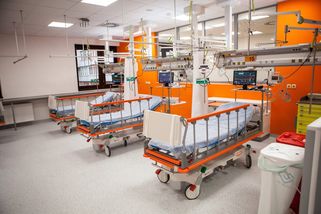 Matka nesměla přespat u měsíčního chlapce na JIP. Ústavní soud stížnost odmítl