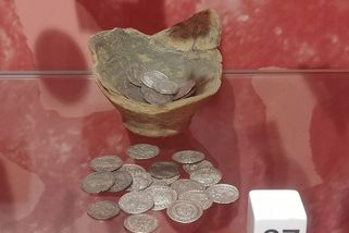 V lese jsem našla plechovku plnou mincí. Díky jedné z nich jsem dnes milionářkou - Médium.cz