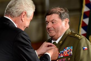 Glorofikují estébáky, mlátičky a Putinovy motorkář...