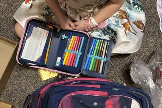 Šestiletá holčička z děcáku dostala pod stromeček obnošenou aktovku. Přijde vám to vtipné? - Médium.cz