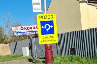 Žádný „kruháč“, ale okružní křižovatka. Neznalí řidiči zmatkují a neví, kdo má přednost - Médium.cz