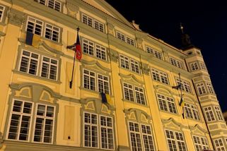 Okamura neokamura. Ukrajinská vlajka se na budovu Sněmovny rychle vrátila, visí tam teď tři | Novinky.cz: Domácí