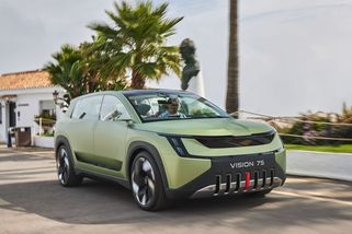 Škodovka za 60 milionů byla nejdražším autem v milionářském letovisku. Řídili jsme koncept Vision 7S - Garáž.cz