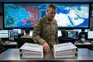 Pentagon zvažuje přesměrování zbraní z Ukrajiny. Kyjev se mění v obchodníka