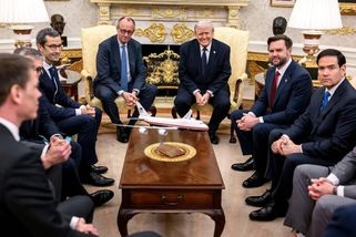 Prezident obuvníkem. Trump dává ministrům boty od firmy, která ho žaluje