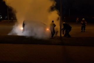 V Brně hasil hořící auto čert, předběhl i hasiče s cisternou - Novinky