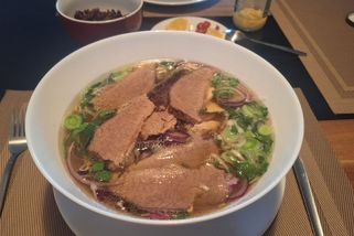 PHO: Vietnamské národní jídlo, které si snadno uvaříte doma - Médium.cz