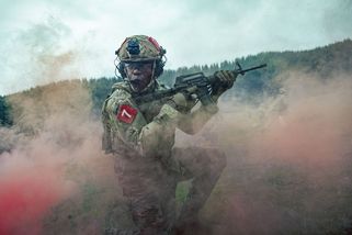 Predátor a Vetřelec se střetnou v novém akčním sci-fi Netflixu: Trailer slibuje neskutečnou podívanou a napínavou akci